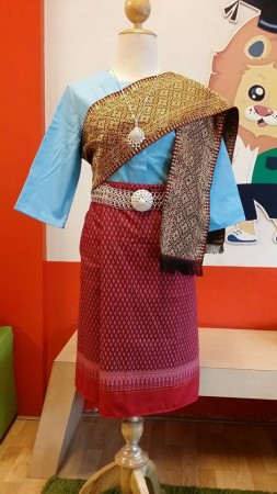 ชุดไทยพื้นบ้าน ผ้าถุงฝ้ายแก้วนุ่งสด3 ส่วน เสื้อแขนกระบอกสีฟ้า 3 ส่วน และสไบอีสาน  (ผู้ใหญ่)